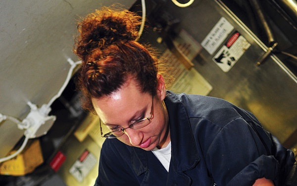 Sailors keep jets flying