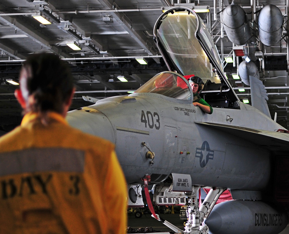 Sailors keep jets flying