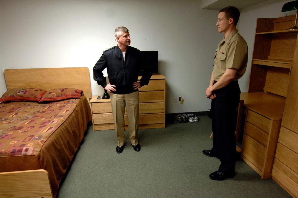 Navy leaders meet with Fort Meade sailors