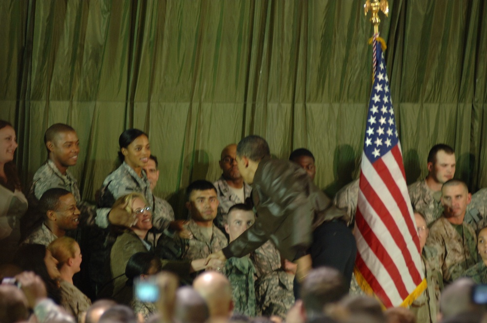 Obama visits troops