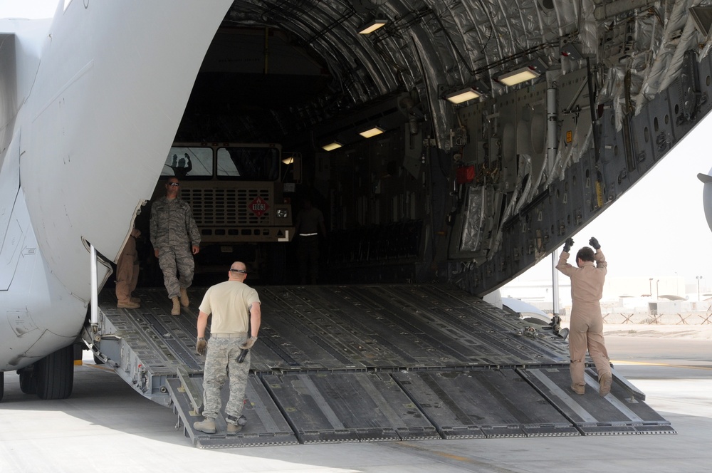 C-17s Deliver, Pick Up Cargo at Southwest Asia Base