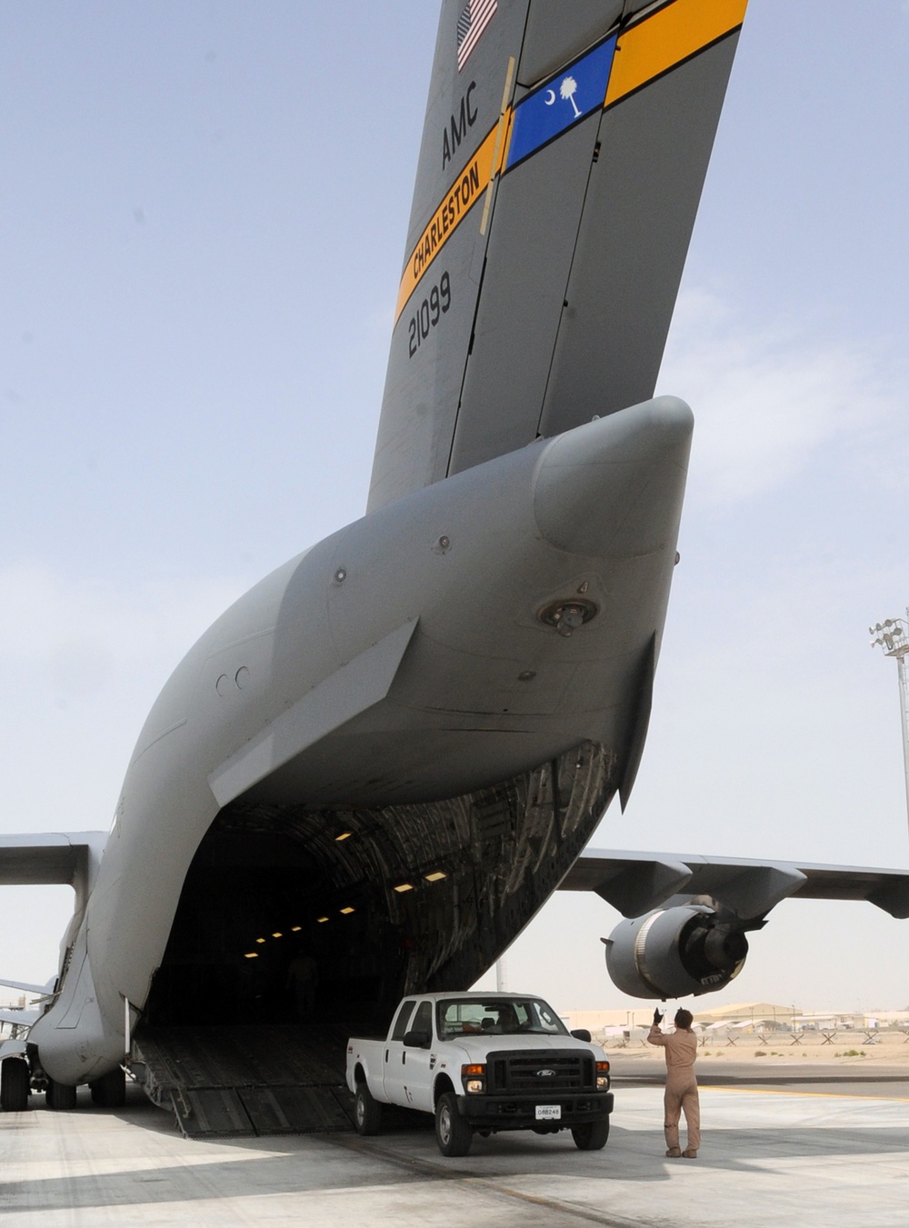 C-17s Deliver, Pick Up Cargo at Southwest Asia Base