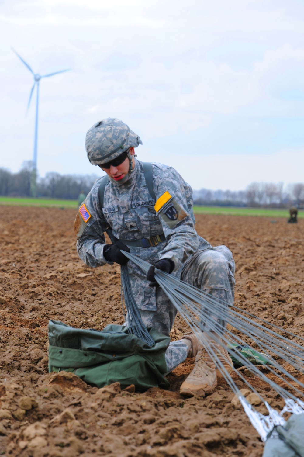 Paratroopers pay tribute to Operation Varsity 65 years later