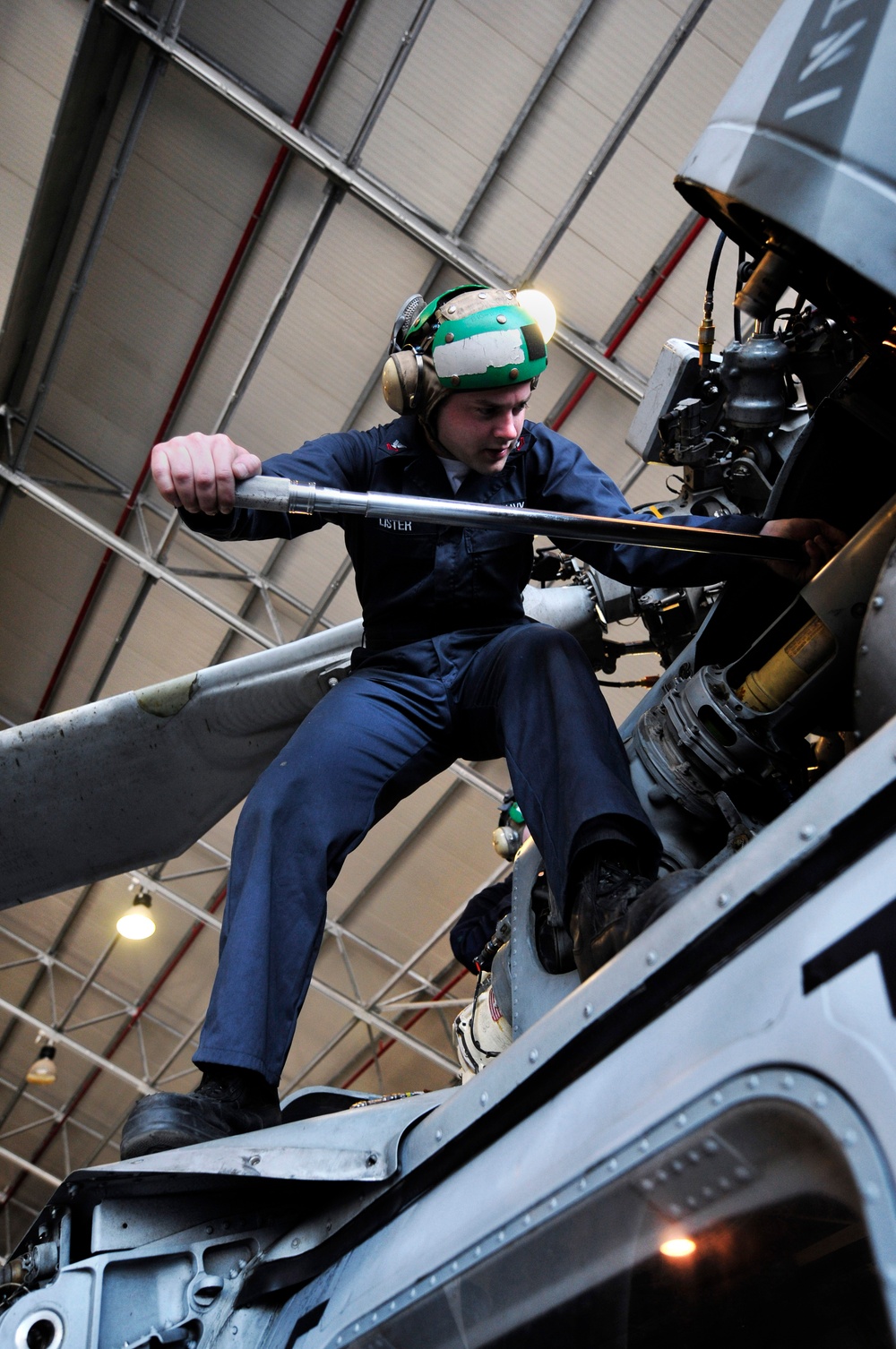 Sailors maintain helicopters