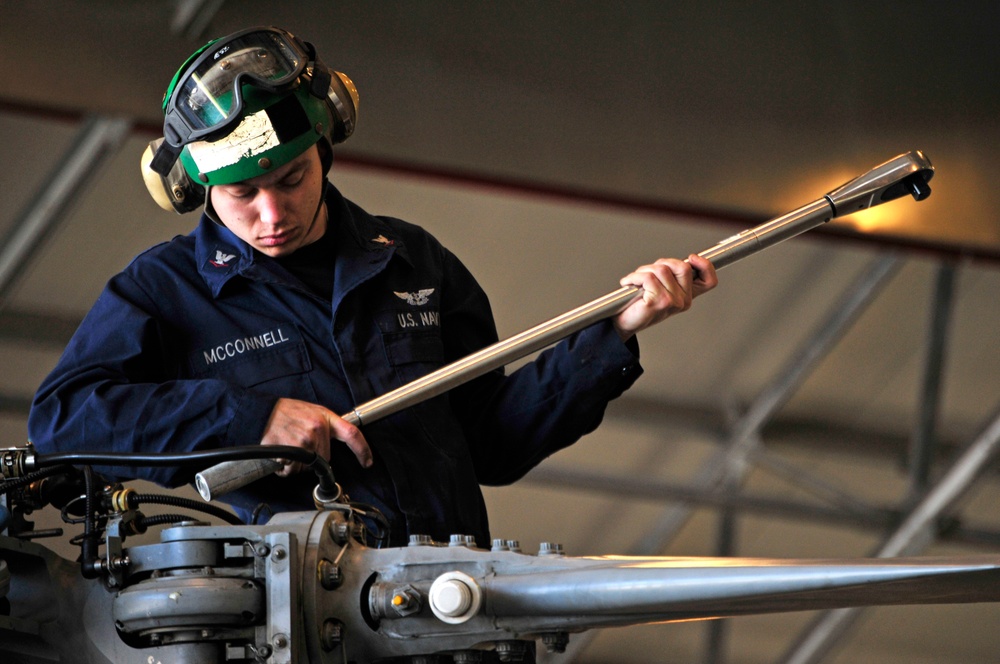 Sailors maintain helicopters