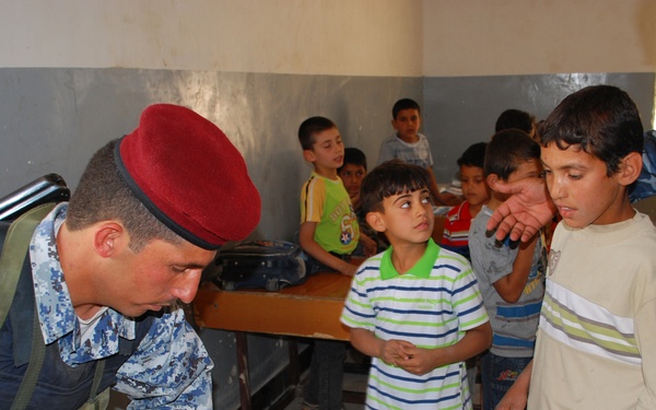 Iraqi Emergency Response Unit and US Soldiers Support Local Schools