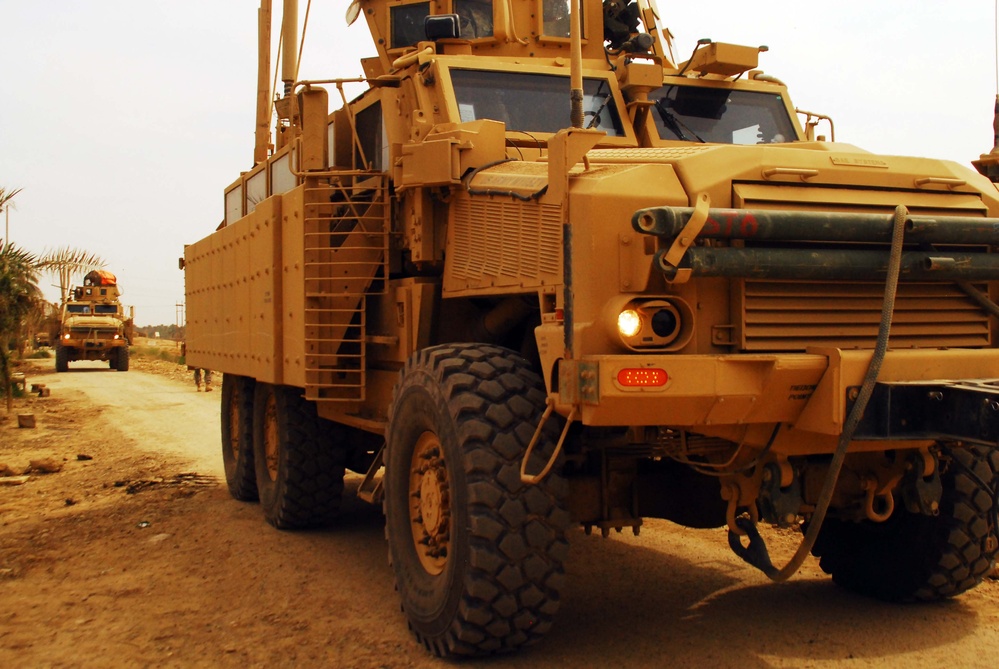 Soldiers help displaced persons