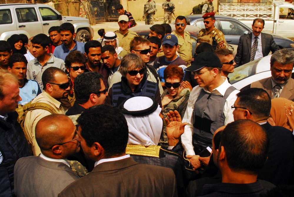 Soldiers help displaced persons