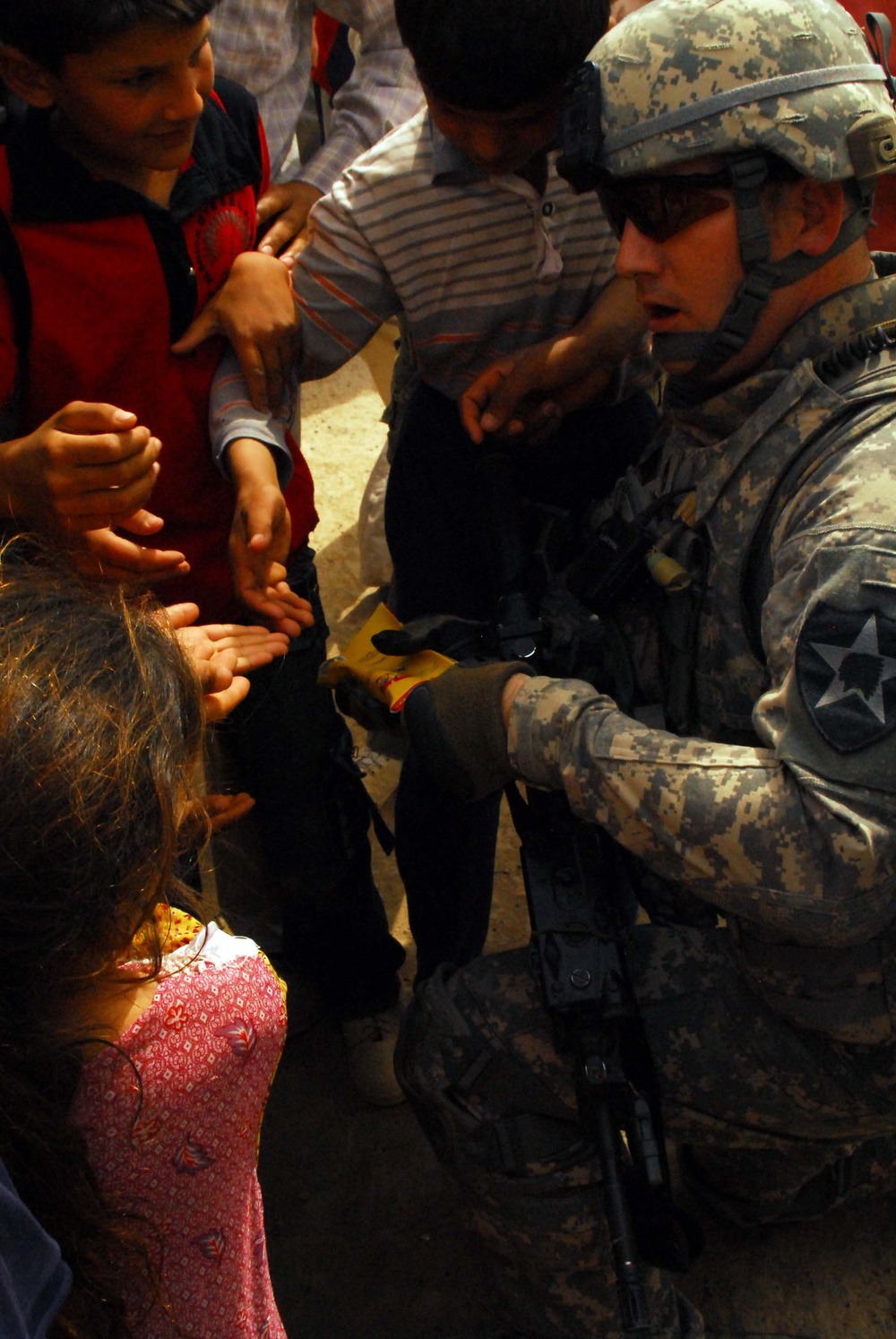 Soldiers help displaced persons