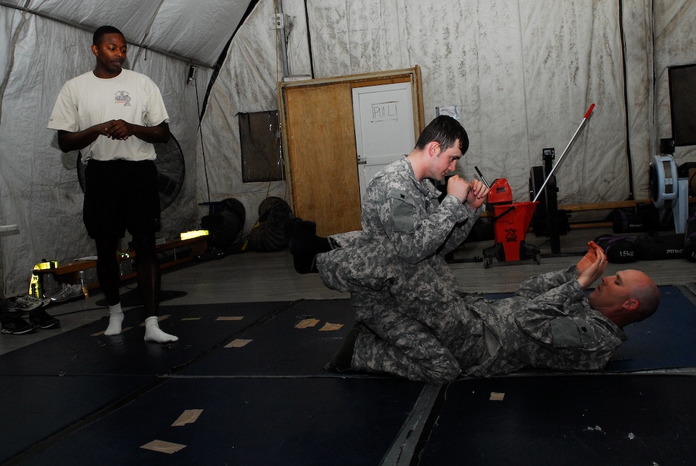 Soldiers learn combatives skills