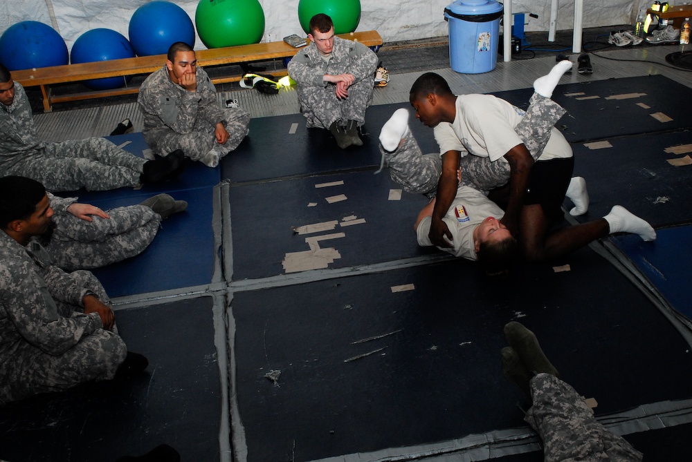 Soldiers learn combatives skills