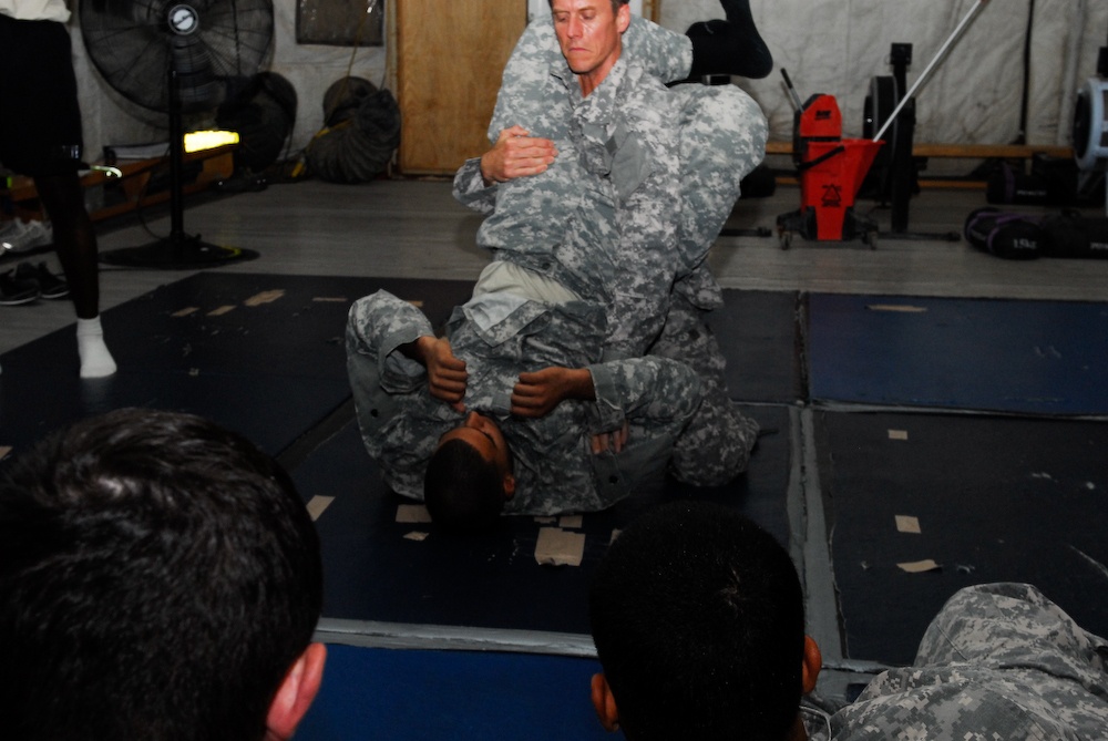 Soldiers learn combatives skills