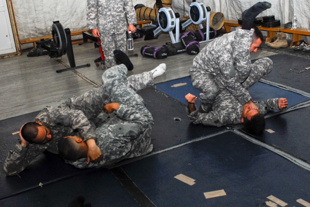 Soldiers learn combatives skills