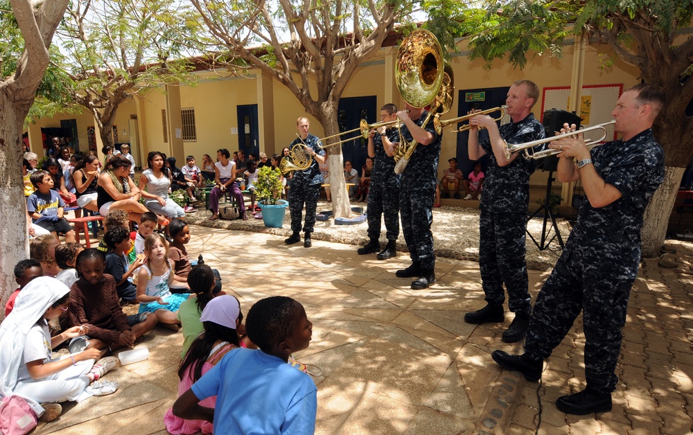 USS Gunston Hall activity