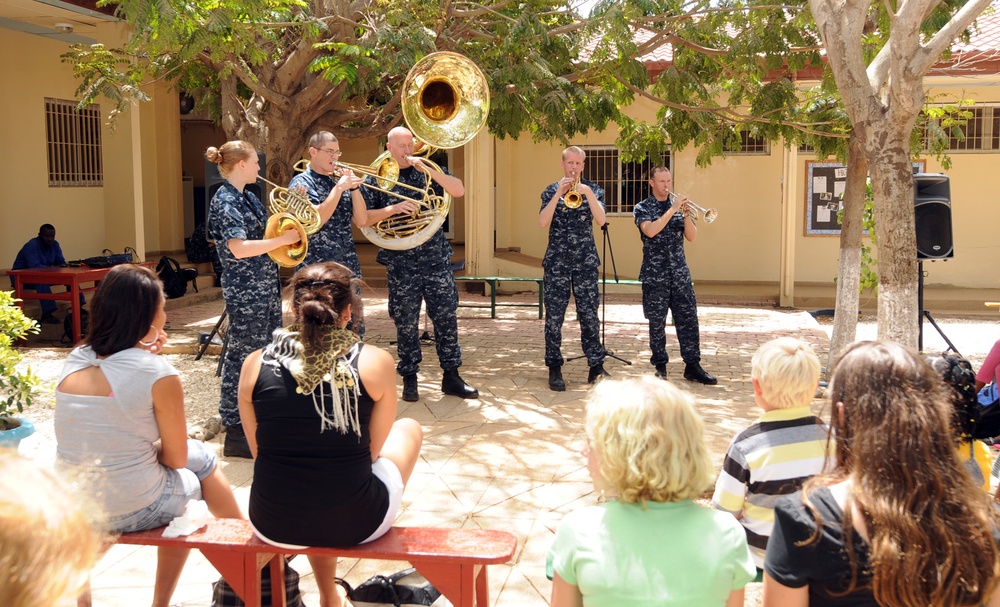 USS Gunston Hall activity