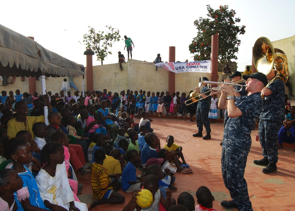 USS Gunston Hall activity
