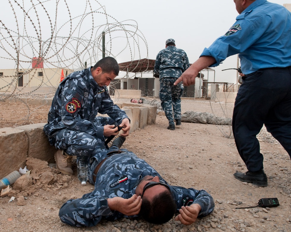 Alaskan MPs run Iraqi Police through tough training