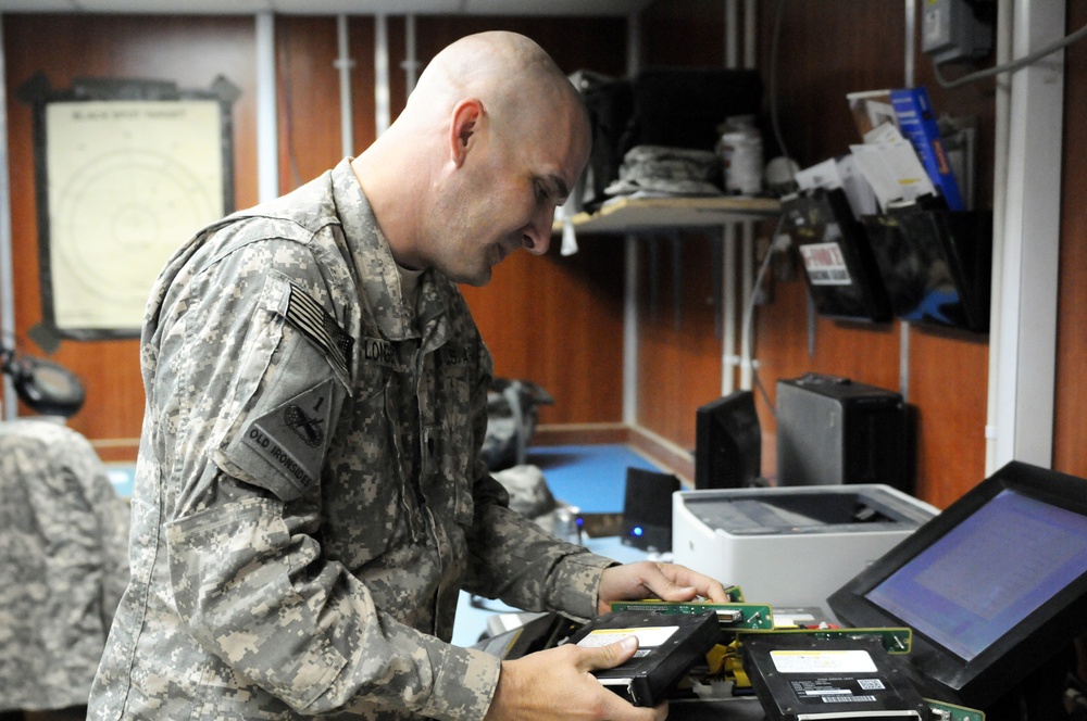 1st Armored Division signal company keeps lines open for communication