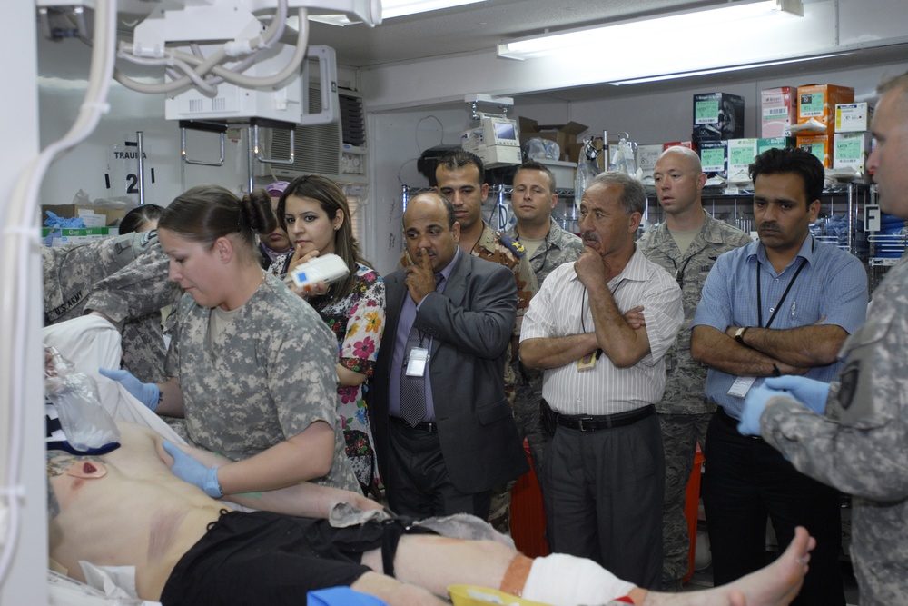 28th CSH welcomes Iraqi doctors to military base