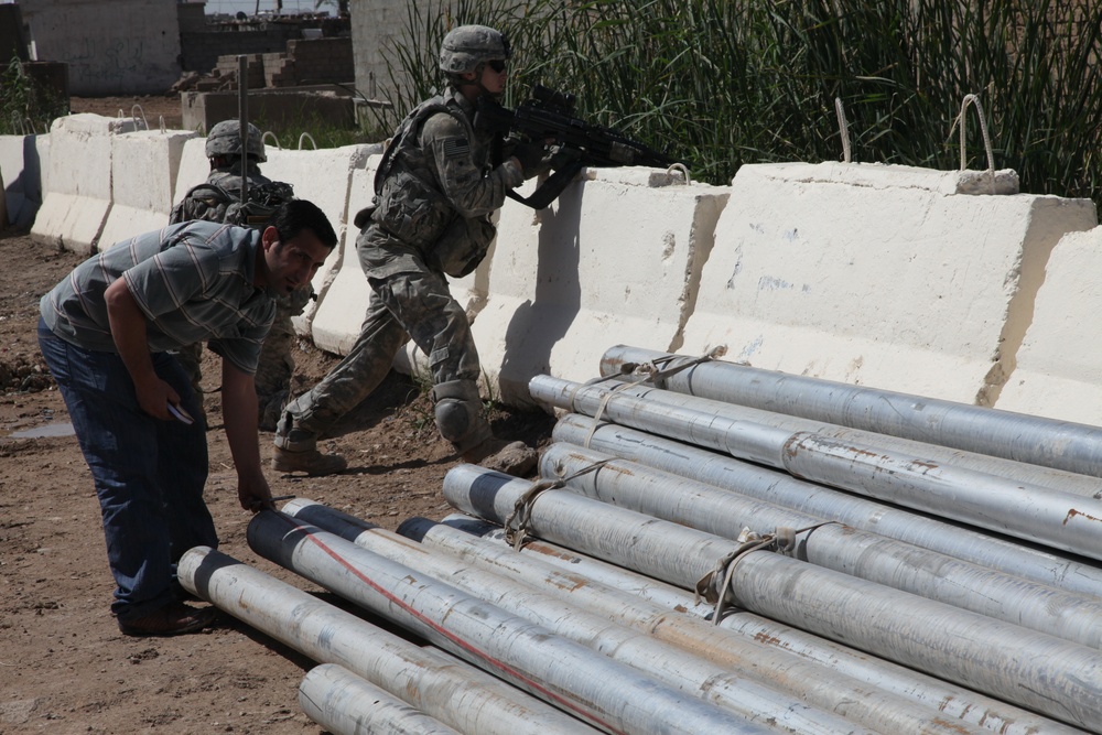 U.S., Iraqi forces man checkpoint