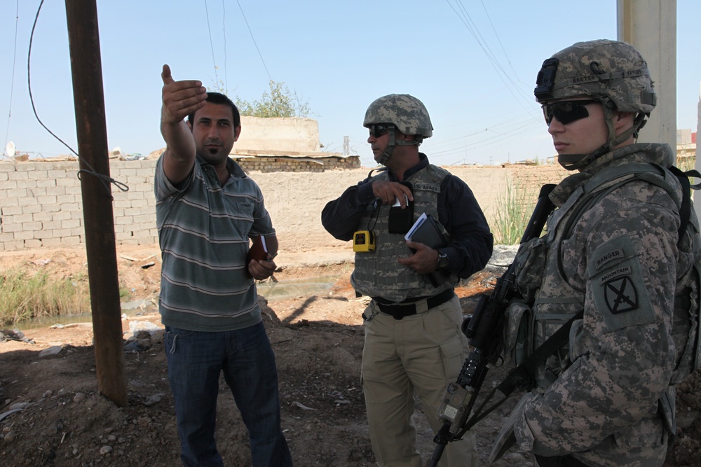 U.S., Iraqi forces man checkpoint