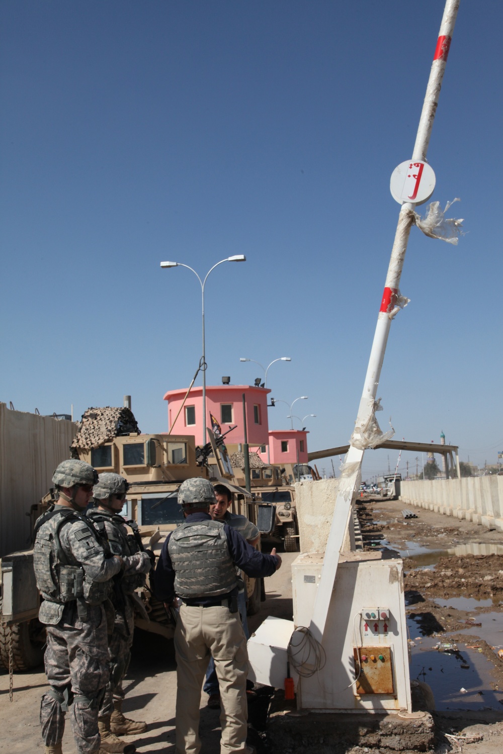 U.S., Iraqi forces man checkpoint