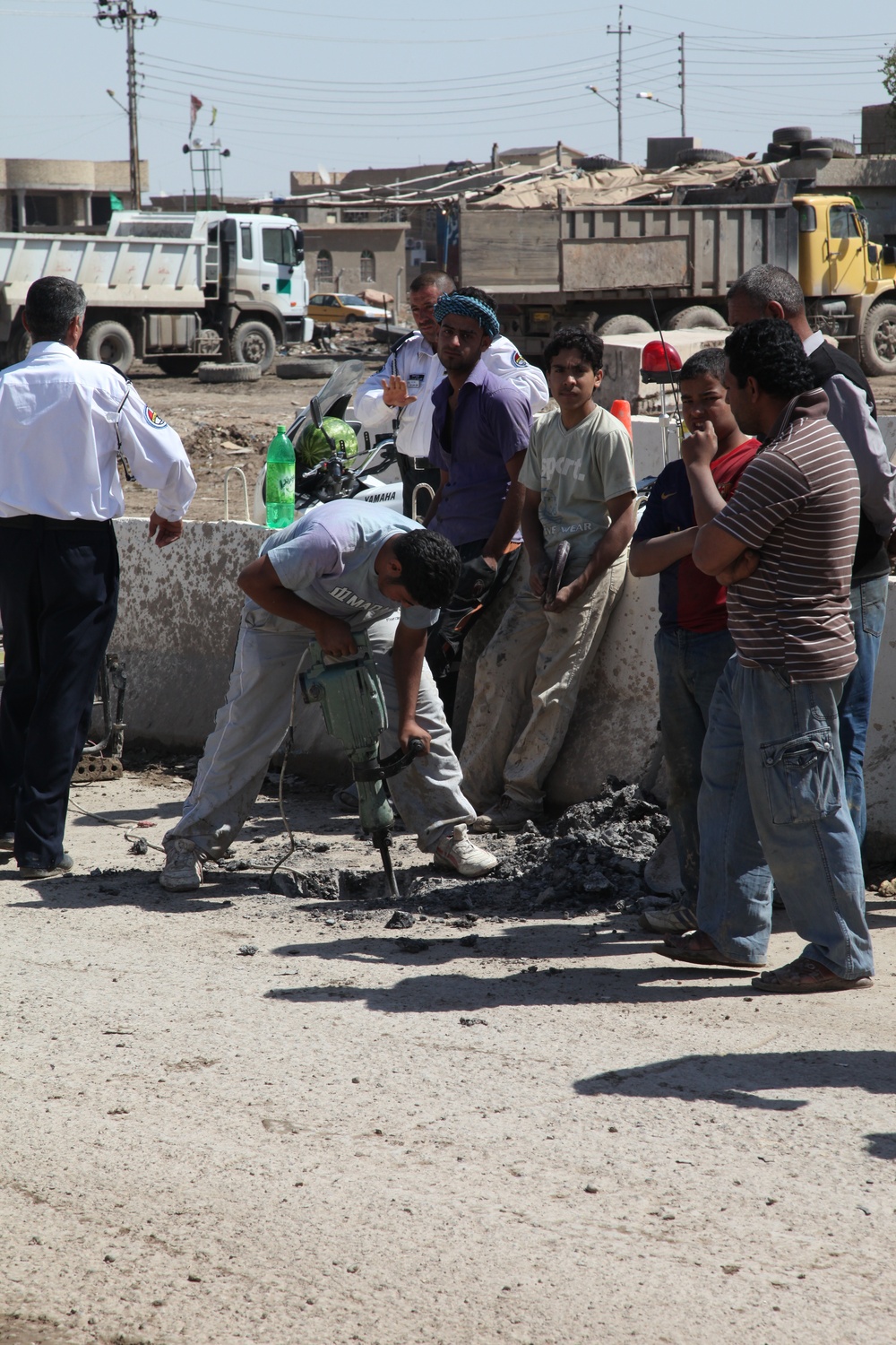 U.S., Iraqi forces man checkpoint