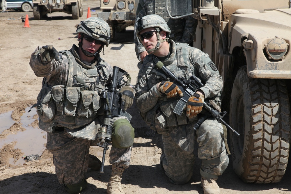 U.S., Iraqi forces man checkpoint