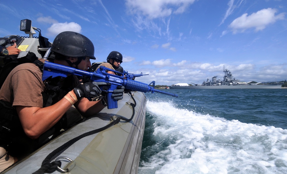 Sailors conduct search and seizure training