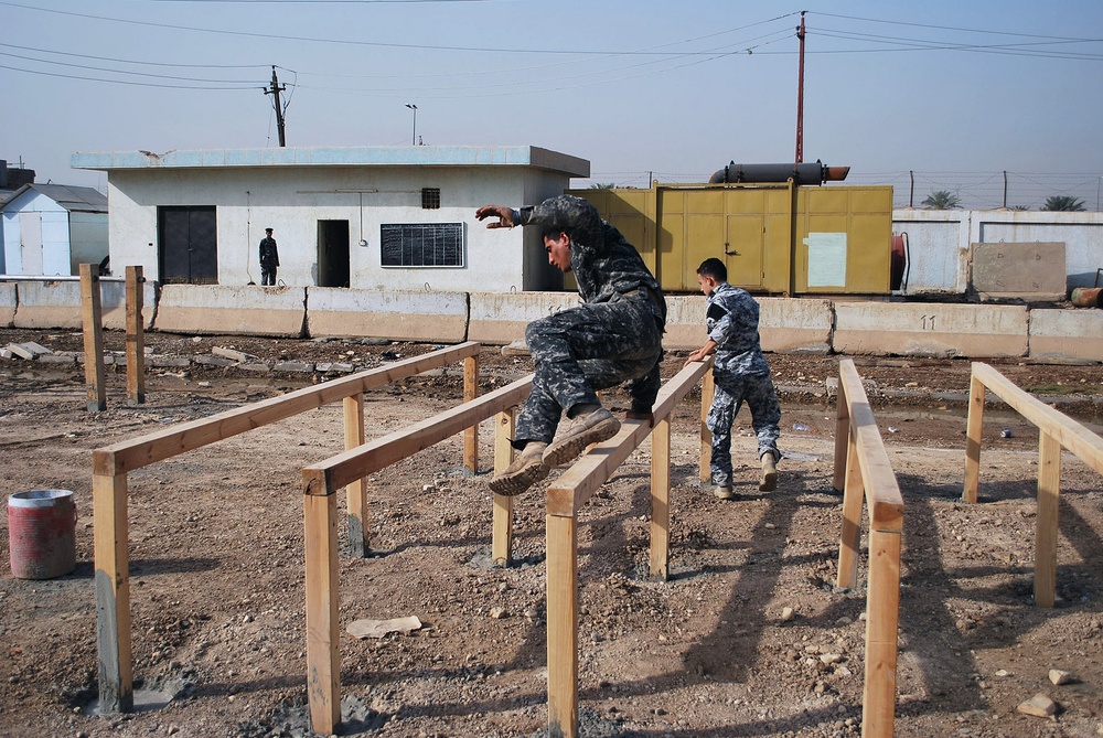 U.S. Soldiers, Iraqi Federal Police Build Obstacle Course