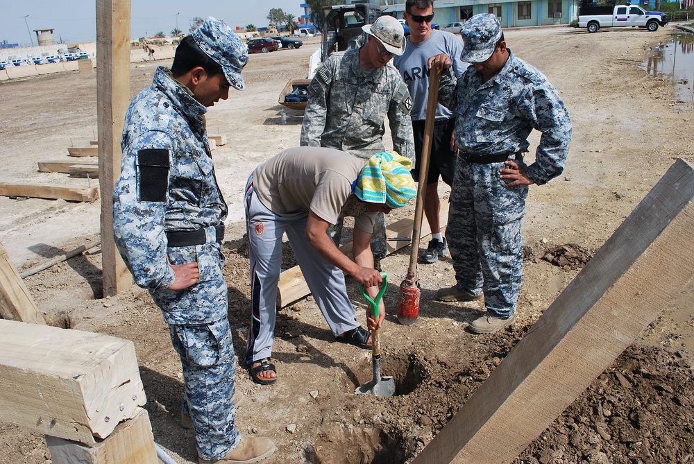 U.S. Soldiers, Iraqi Federal Police Build Obstacle Course