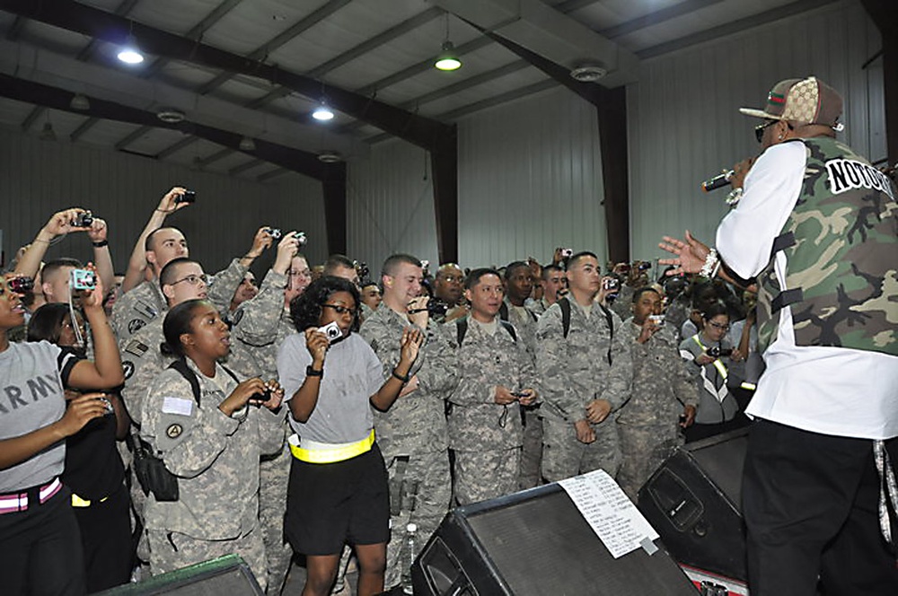 'Twista' entertains troops at Camp Liberty