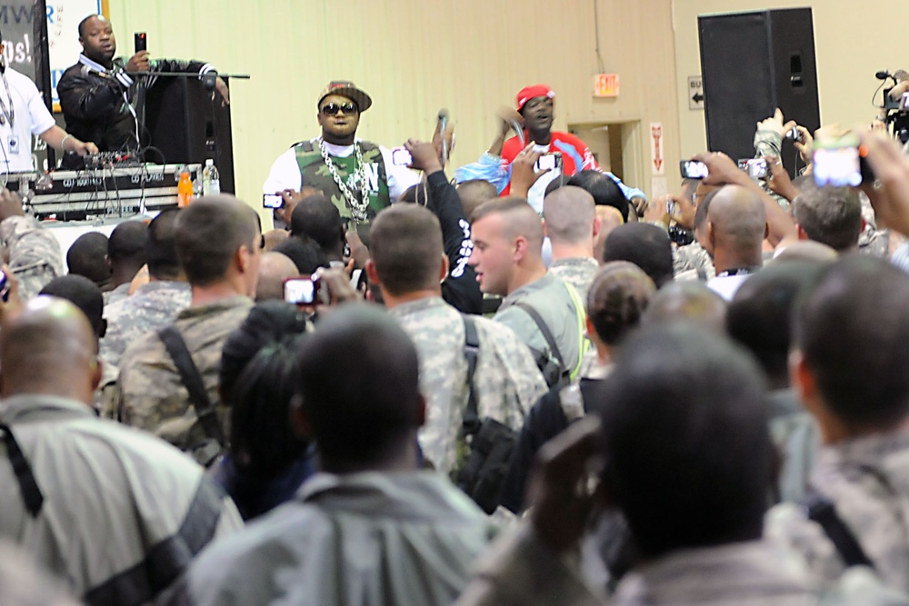 'Twista' entertains troops at Camp Liberty