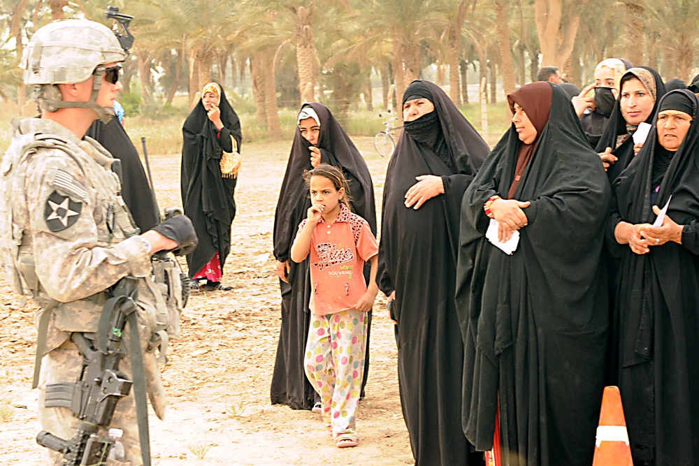 38th Regiment assists Iraqi army with humanitarian assistance mission