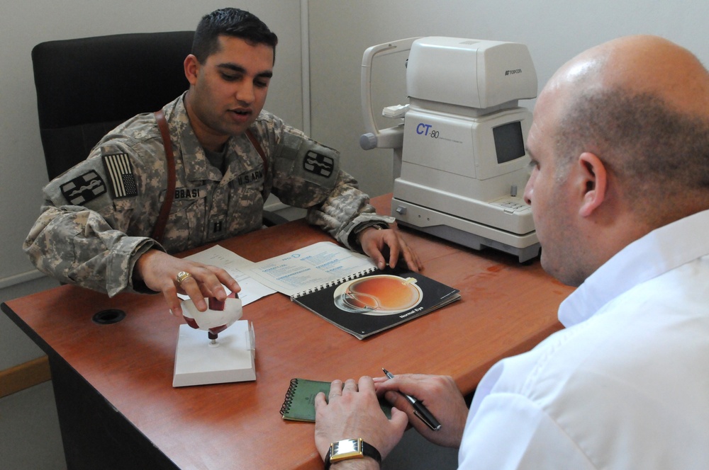 Medics Train Iraqi Heroes Clinic Staff