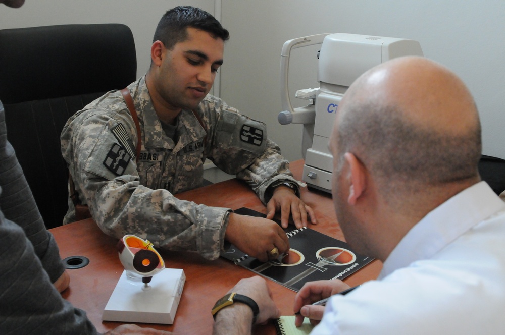 Medics train Iraqi Heroes Clinic staff