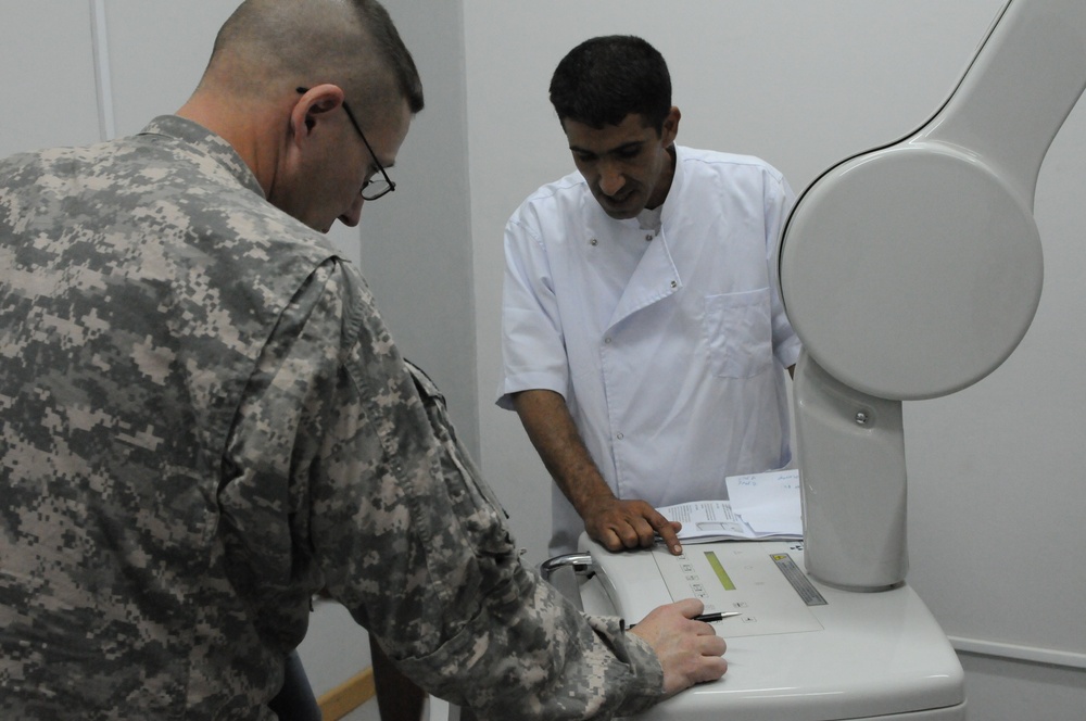 Medics train Iraqi Heroes Clinic staff