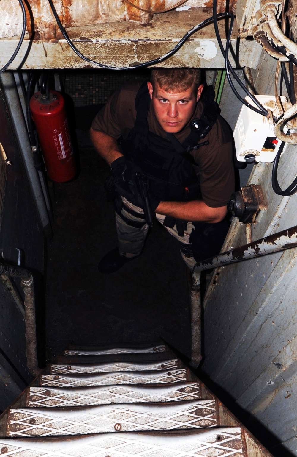 Sailors practice ship search and seizure techniques