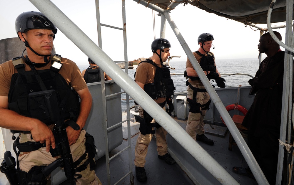 Sailors practice ship search and seizure techniques