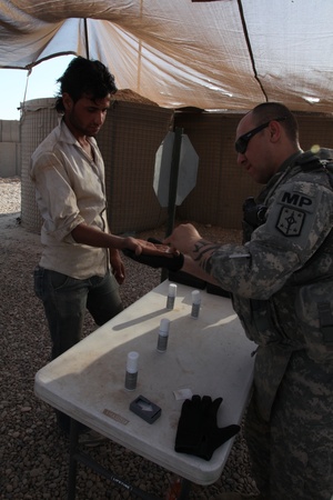 Military police review skill with Iraqi police