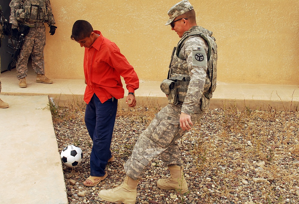 Tennessee Guardsmen visit village school in Jedellah Sofla