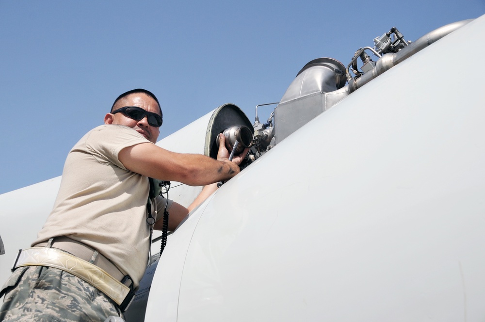 Tinker Staff Sergeant, El Paso Native, Supports E-3 Sentry Maintenance in Southwest Asia