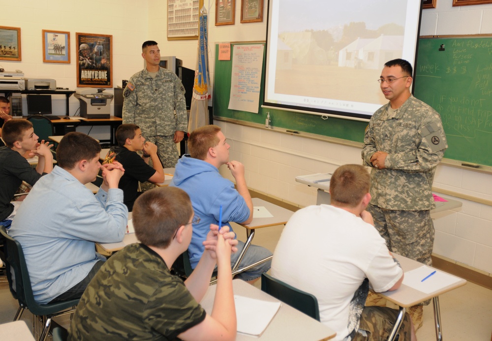 Sustainers Share Army Experiences With North Bullitt High JROTC