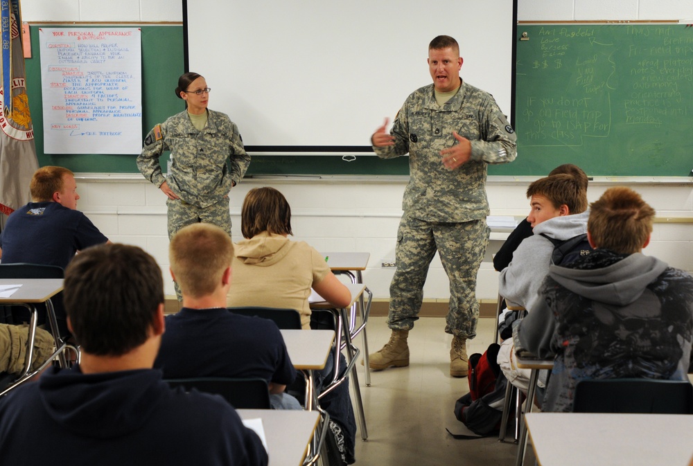 Sustainers Share Army Experiences With North Bullitt High JROTC