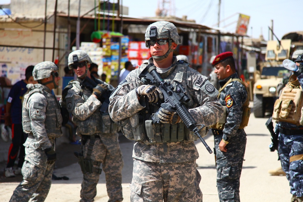 Iraqi police build relationships in Basra