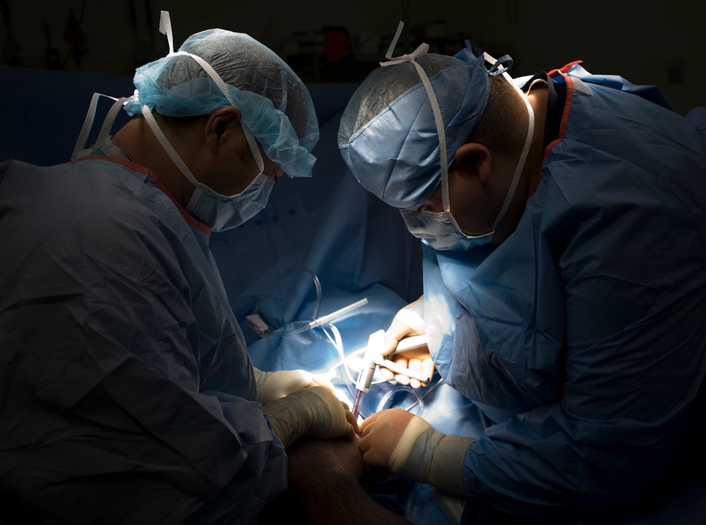 U.S. Medical Team and Iraqi Surgeon Perform Joint Procedures