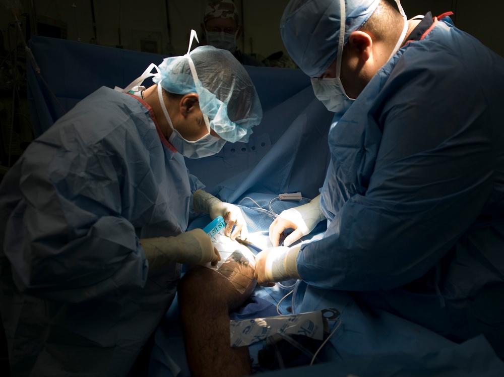 U.S. Medical Team and Iraqi Surgeon Perform Joint Procedures