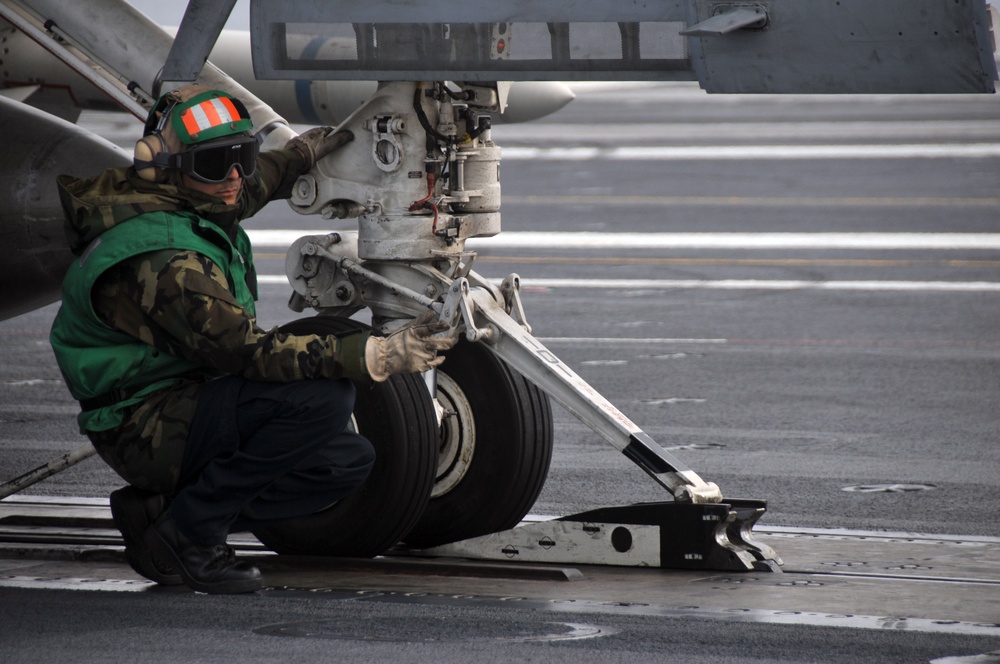 Aircraft operators aboard USS Abraham Lincoln