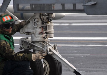 Aircraft operators aboard USS Abraham Lincoln