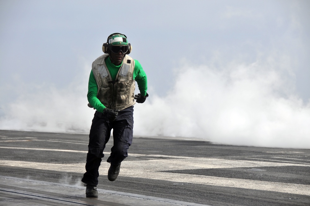 Aircraft operators aboard USS Abraham Lincoln